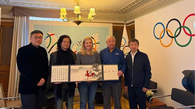 何加林向考文垂赠送以“马”为主题的中国水墨画作品 “为奥运喝彩”项目组供图
