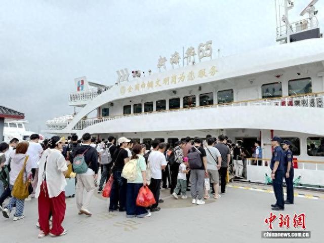 舟山普陀山客运码头迎来客流高峰。浙江海事局供图