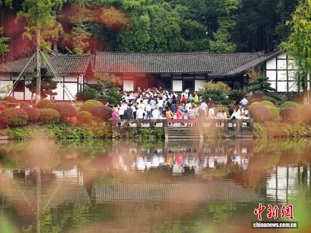 10月5日，国庆假期第五天，位于四川省广安市的邓小平故里游客如织。图为游客排队参观邓小平故居。中新社记者 张浪 摄