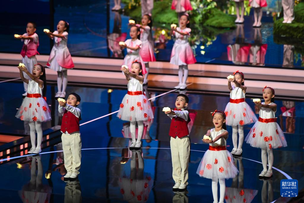 11月11日晚拍摄的2025年中国金鸡百花电影节开幕式现场。新华社记者 周义 摄