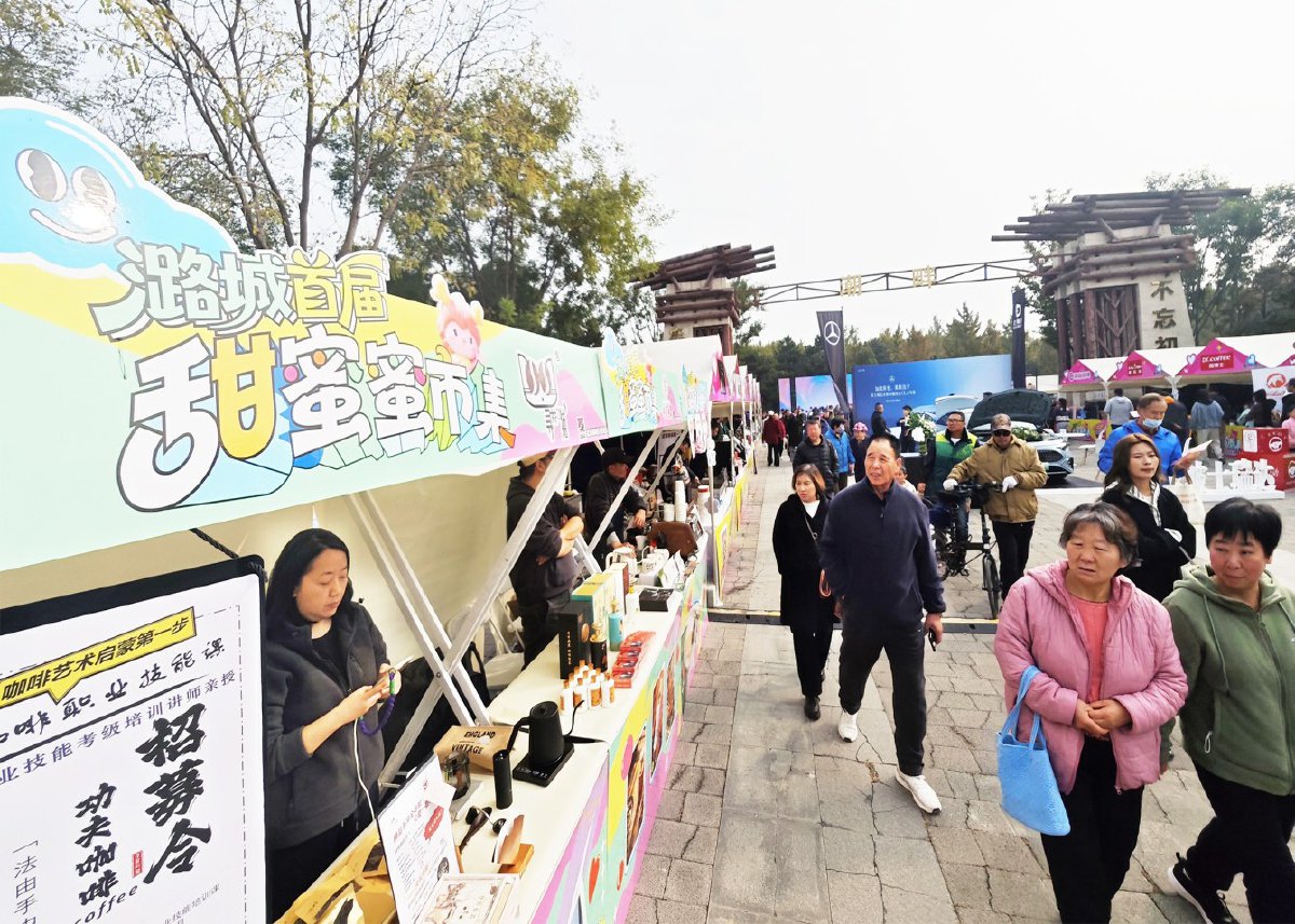 市集建起六大主题场景,吸引众多市民前来打卡体验。记者 常鸣/摄