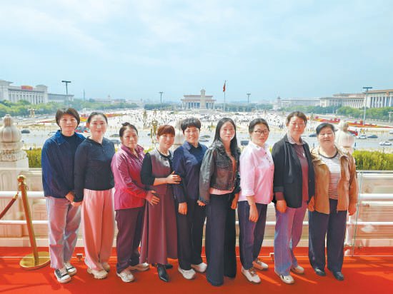 　　9位烈士亲人参观天安门城楼。 本报记者 白继开 摄