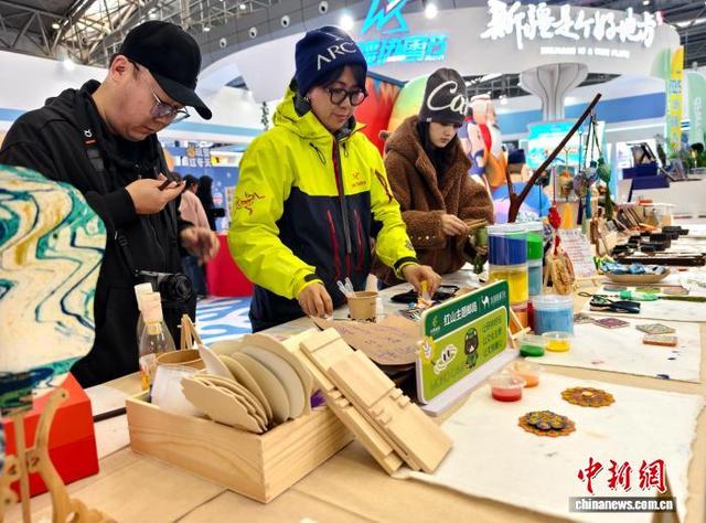 新疆兵团展馆内的非遗体验及文创展示。史玉江 摄