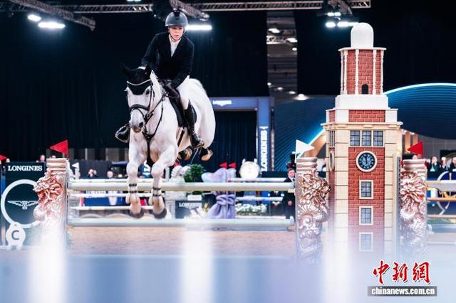 图为1月31日的马术障碍赛中，骑手驭马跃障。中新网记者 侯宇 摄