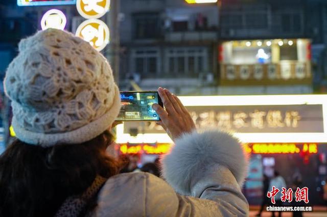 图为2月6日晚，游客正观赏“阳台小剧场”演出。吴淘淘 摄