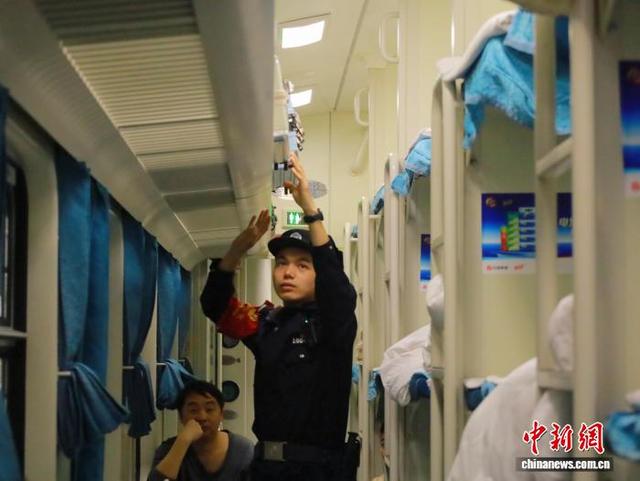 图为杨蕊整理行李架。彭佳静 摄