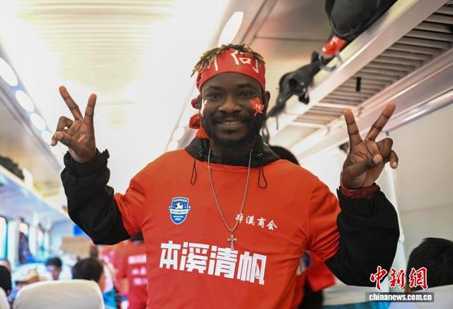 图为球迷在球迷专列上拍照。中新社记者 于海洋 摄