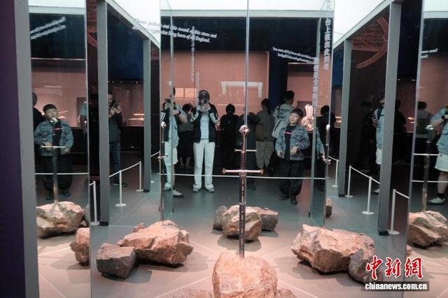 图为观众参观展览。中新社记者 安源 摄