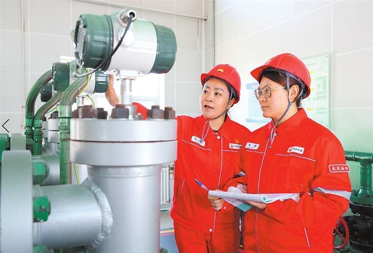 张红玲（左）在工作中。受访者供图