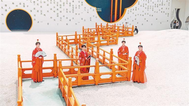 图为身着红衣的“贾宝玉”演员以经典造型亮相，迎接游客。本报记者 王满凤 本报通讯员 方圆 摄
