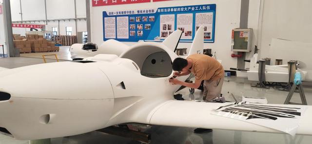 在弥勒浩翔科技有限公司的生产车间，工人正在组装飞机。新华社记者浦超 摄