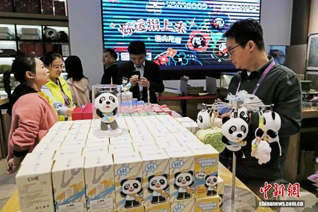 11月9日，观众在文创馆选购商品。中新社记者 殷立勤 摄