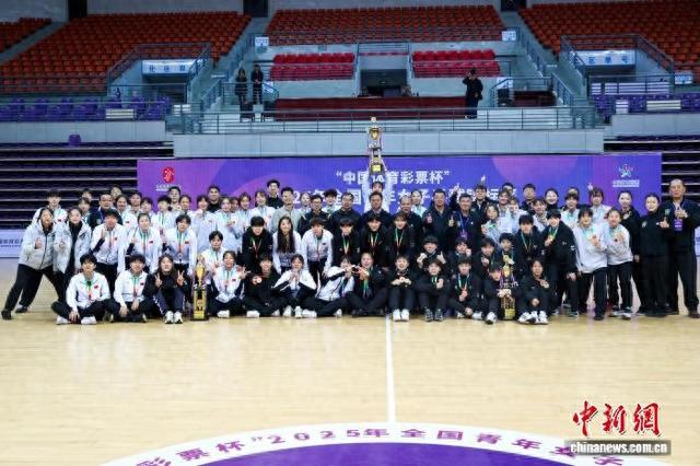 图为获奖运动员集体合影。薛蒂 摄