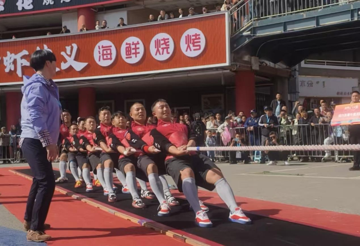 决赛中的四川灰犀牛拔河队