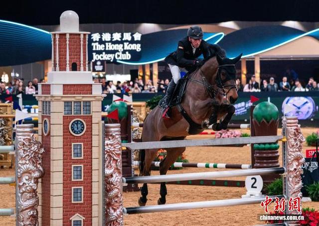 图为1月31日的马术障碍赛中，骑手驭马跃障。中新网记者 侯宇 摄