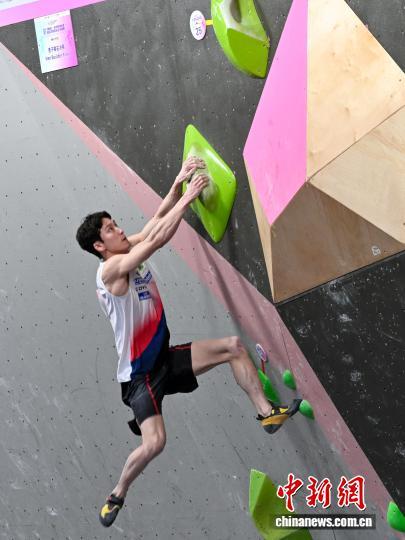 图为比赛中的韩国队攀岩运动员李道贤。中新社记者 刘忠俊 摄