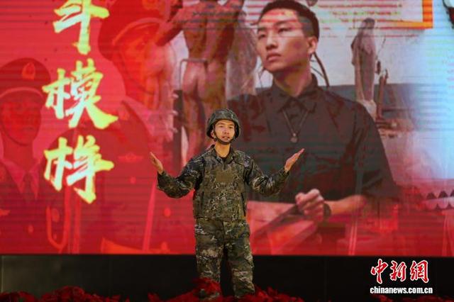 图为武警官兵讲述故事《以心为刃 雕刻奋斗模样》。 罗元凯 摄