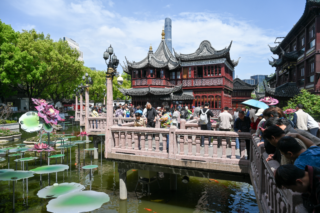 4月18日，上海豫园商城，九曲桥上的莲花仙子·莲影银荷装置吸引众多市民游客。澎湃新闻记者 朱伟辉 图