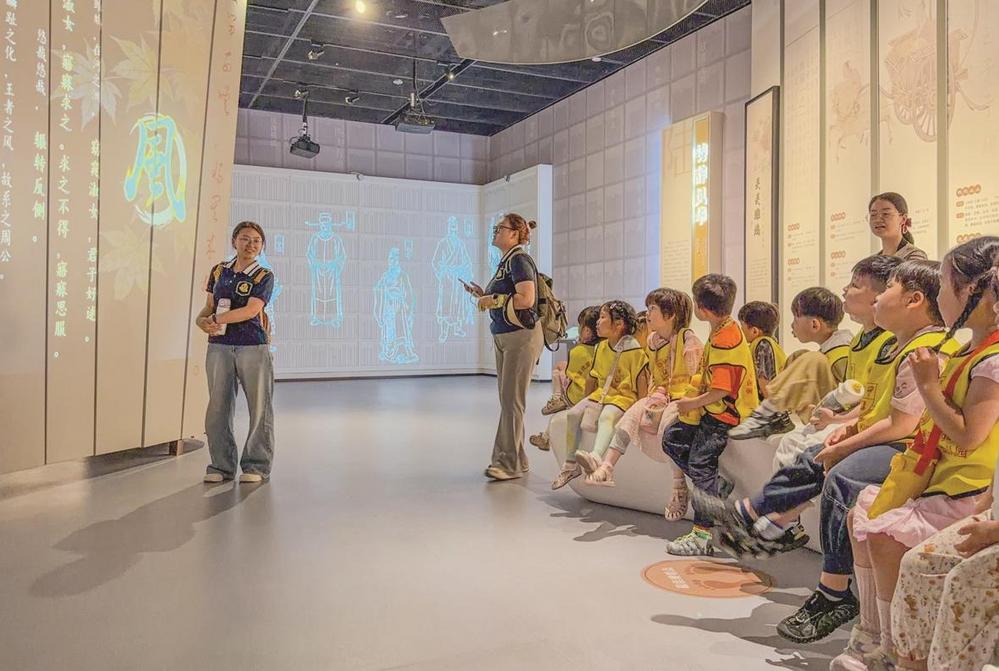 国际博物馆日将至，成语博物馆迎来参观热潮。图为5月15日，小学生在成语博物馆内品读成语典故。本报记者孙昊 摄
