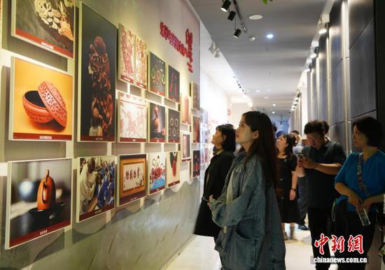 图为台企代表在贵州铜仁万山参观考察朱砂产业。记者周燕玲摄