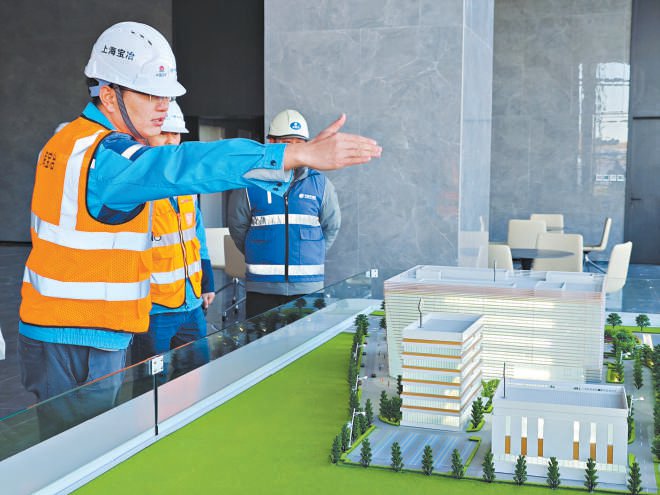 　　项目建设者介绍燕郊协同创新基地沙盘。 本报记者 李如意摄