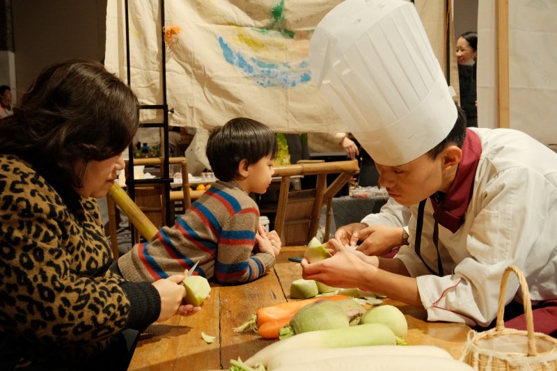 在李锦记希望厨师的指导下，居民们认真学习萝卜雕花技能