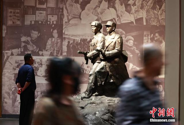 图为观众在参观抗美援朝纪念馆。中新社记者 于海洋 摄