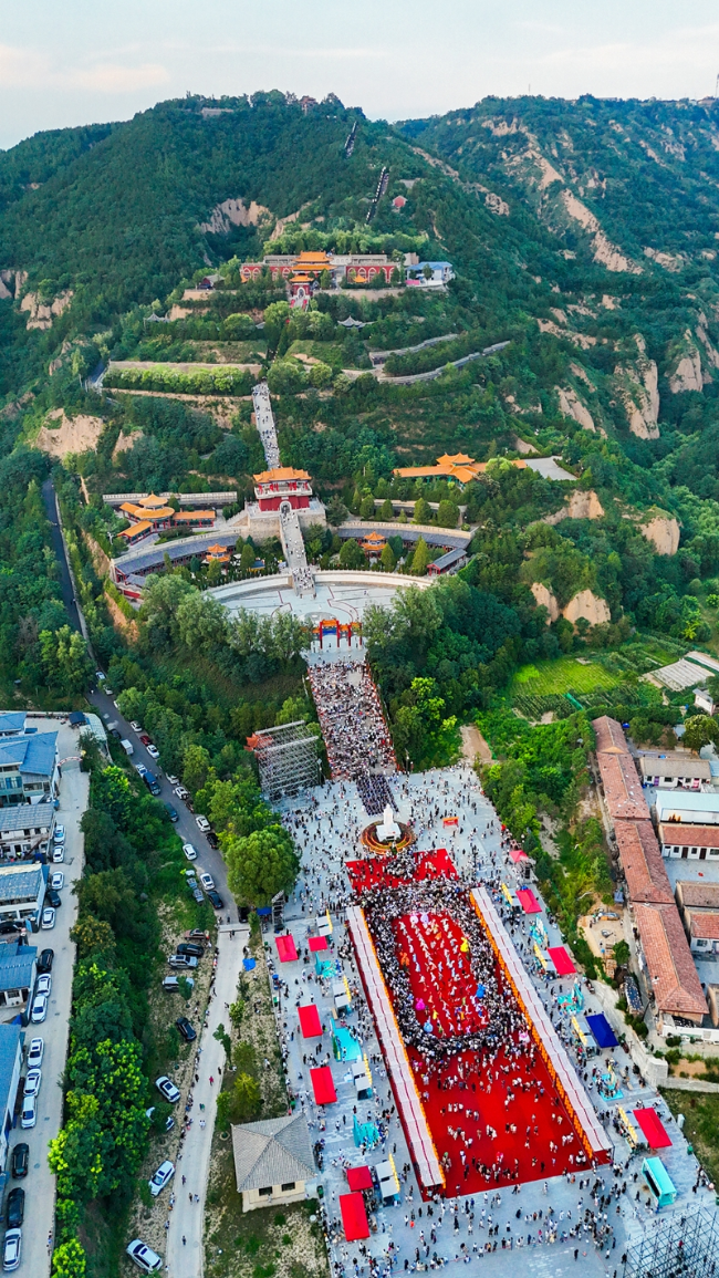 “岐黄周祖 一脉相承”纳福大典在庆城县周祖陵景区举行。俄少飞/摄