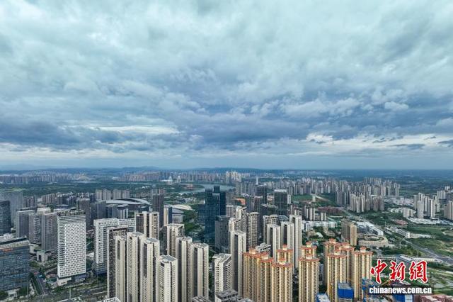 9月24日傍晚，受台风“桦加沙”影响，广西南宁市区上空乌云密布。(无人机照片)中新社记者 陈冠言 摄