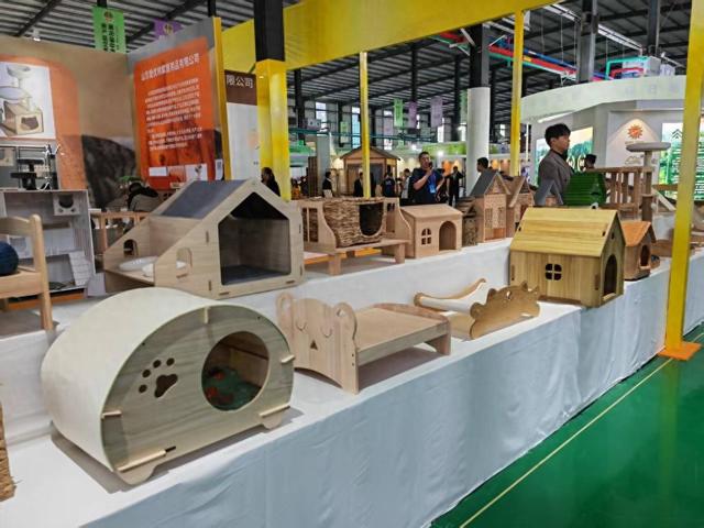 这是第20届林交会上展出的部分宠物家居用品。新华社记者刘铮 摄
