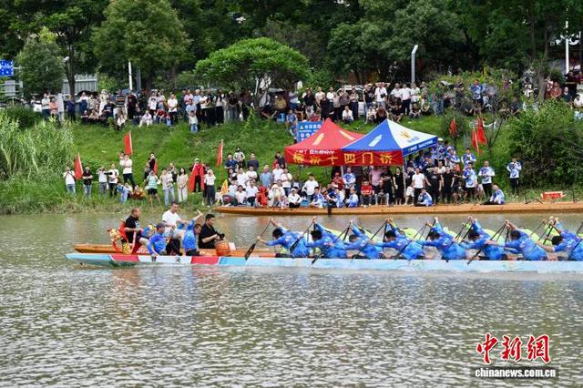 6月13日，福建福州，赛龙舟吸引许多市民围观。中新社记者 王东明 摄