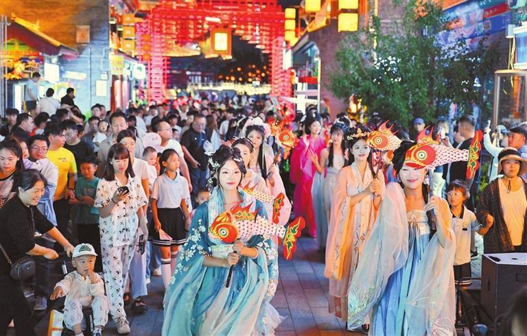 近日，沧州南川老街的巡游表演吸引了大量游客。 新华社发