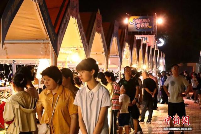 图为正在逛集市的市民游客。 熊锦阳 摄