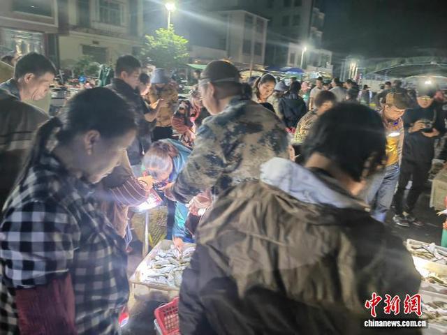 图为顾客在排队过称、付款。中新社记者 梁盛 摄