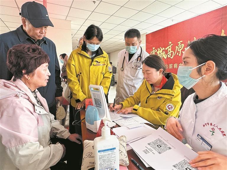 专家耐心为群众诊疗。本报记者 王煜鹏 摄