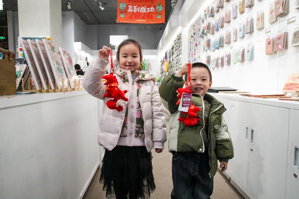   1月26日晚，在甘肃省博物馆文创商店，小朋友展示刚购买的新款马踏飞燕贺岁毛绒玩偶“红运当头马”。新华社记者 郎兵兵 摄