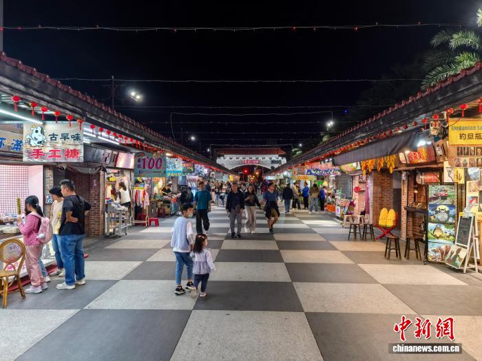 　　2月21日，花莲最大夜市东大门国际观光夜市的主干道上，只有少数游客走动，道路两边许多店铺拉下铁门。中新社记者 刘大炜 摄
