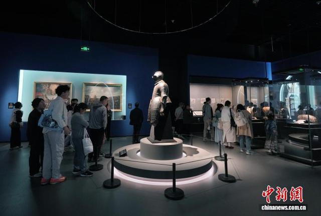 图为观众参观展览。中新社记者 安源 摄