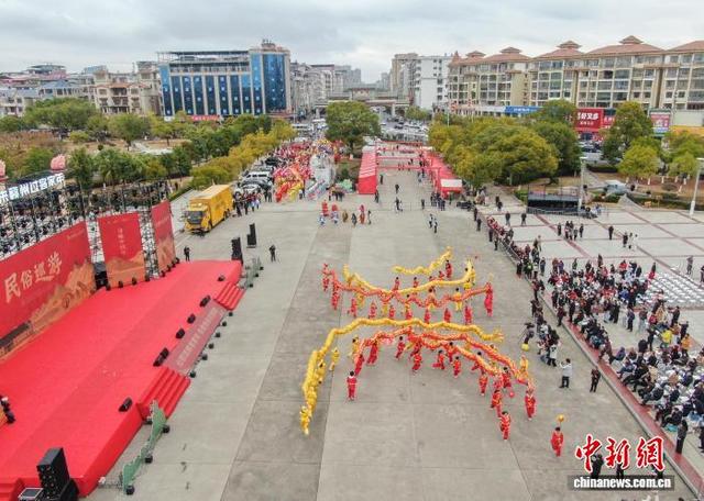 图为巡游队伍在出发地兴国县将军园进行表演。(无人机照片)中新社记者 刘力鑫 摄