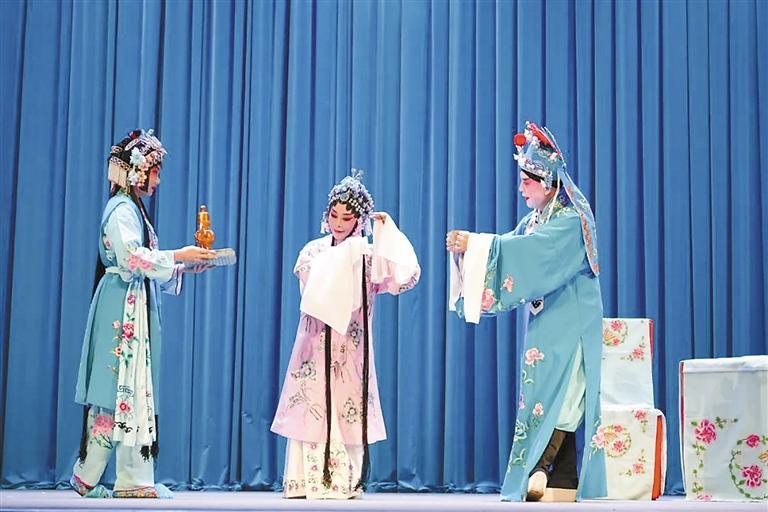 图为演唱会现场。 本报记者 马越 本报通讯员 郑佳庆 摄