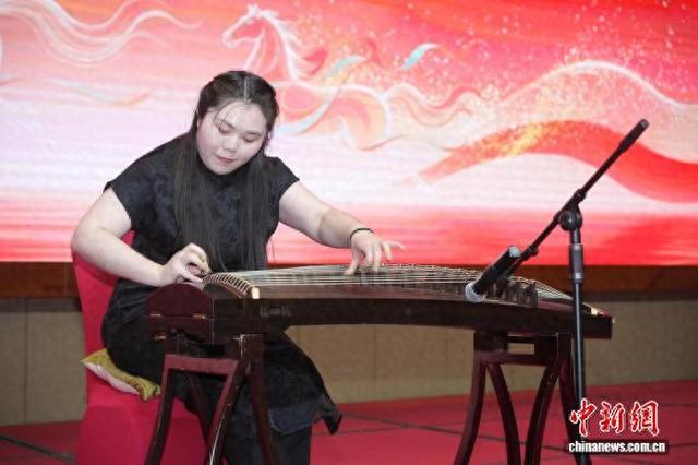 图为钟梓华在联谊活动上演奏古筝。南宁市台办 供图