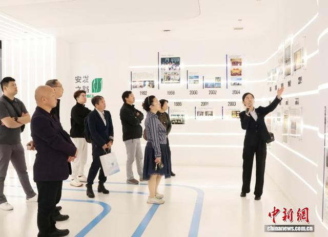 图为考察团一行实地走访安发(福建)生物科技有限公司。林榕生 摄