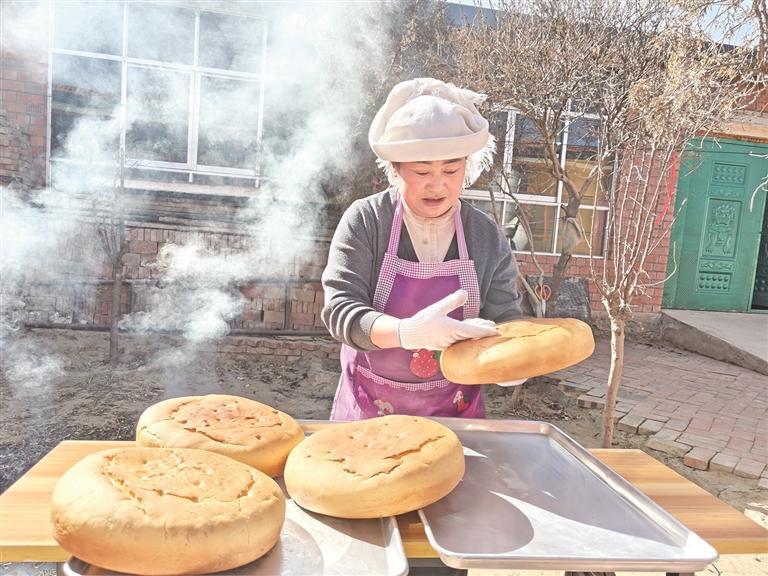 新鲜烤制的焜锅馍馍金黄焦香。西海新闻记者 马璞馨 摄