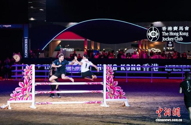 图为1月31日的赛事间隙进行的法国三人马术秀表演。中新网记者 侯宇 摄