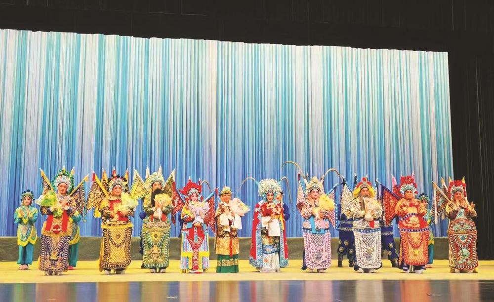 图为演出结束时演员谢幕