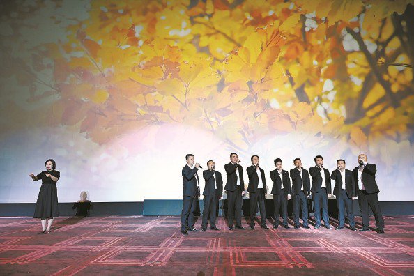 嘉定残疾人艺术爱好者在活动中演唱 朱德春 摄
