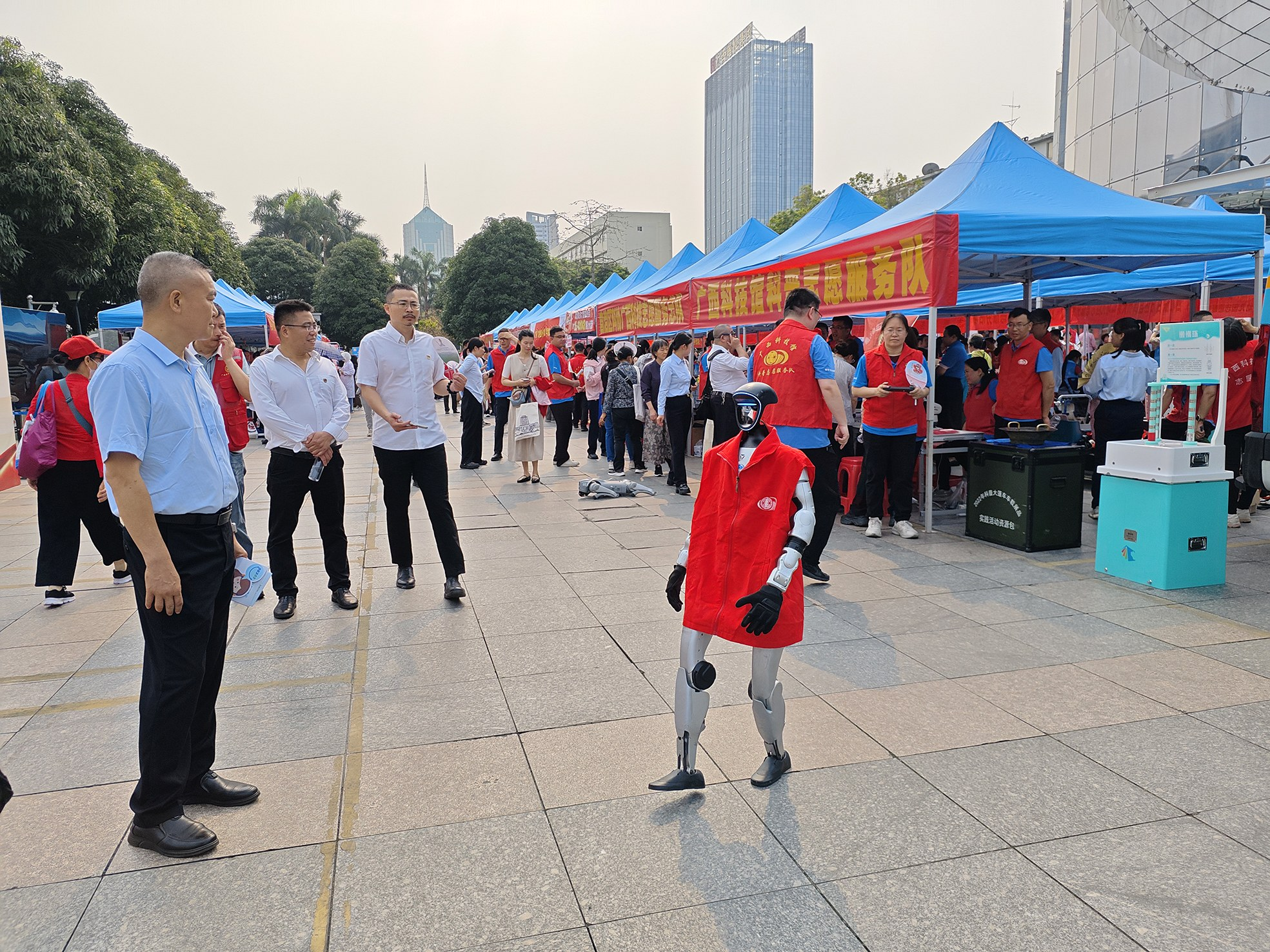     ▶人工智能机器人受关注，成为现场“明星”。    本报记者陈睿 摄