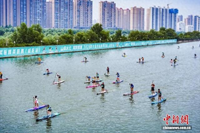 2026年中国桨板精英联赛(咸阳站)20日在咸阳湖景区统一广场水域鸣笛开赛。 (赛事组委会供图)