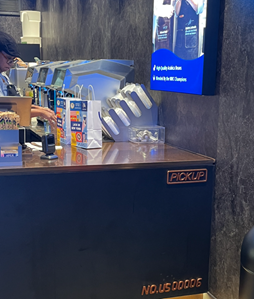 （图：瑞幸在美国两个半月开设六家门店，柜台上的数字标识暗示“万店野心”）