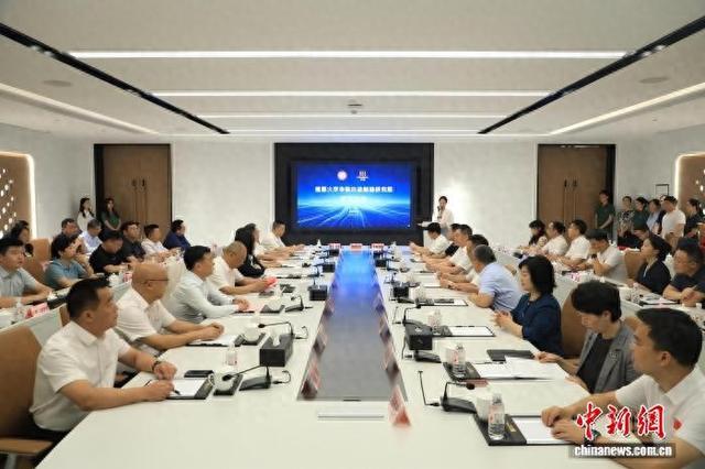 6月13日，湘潭大学华锐先进制造研究院在湖南株洲成立。 王成奇 摄